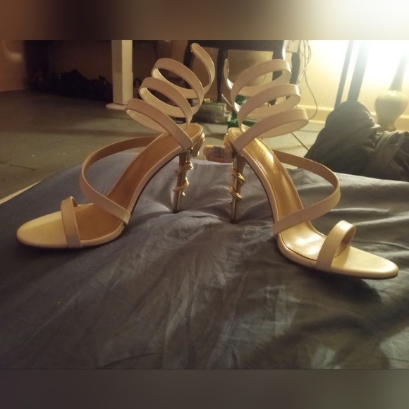 White high heels - Picture 3 of 3